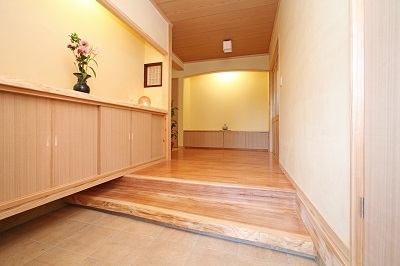 玄関の袖壁には、今までお住まいのお家の茶室にあった囲炉裏を再利用。