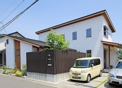 無添加漆喰の白い壁に小窓が並んだ印象的な外観。 無添加漆喰の白い壁に小窓が並んだ印象的な外観。
