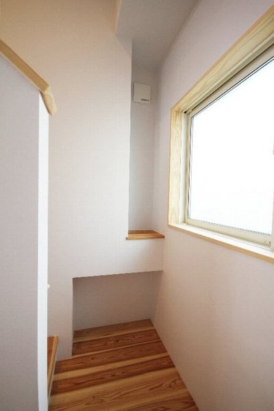 階段にはちょっとした飾り棚を設けてシンプルな空間に個性をプラス。