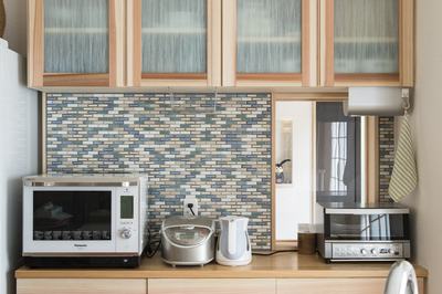 アクセントタイルを施したキッチンファニチャー。