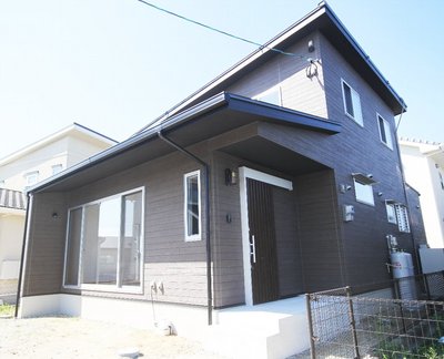 大きな窓を東側に設けて、プライバシーを確保した外観