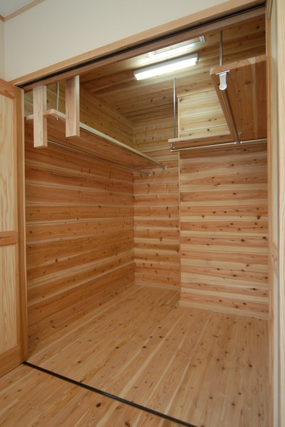 たっぷりとした収納スペースのあるウォークインクローゼット。