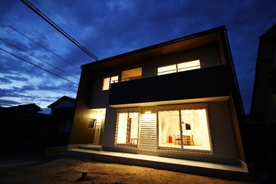 夜の外観