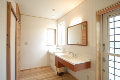 漆喰の模様がきれいな洗面脱衣所。