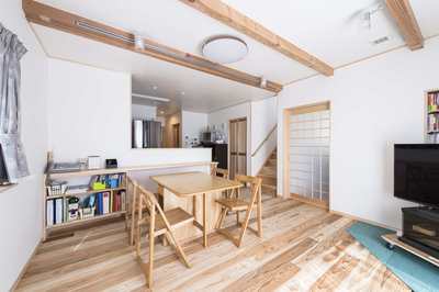 梁見せ天井にダクトレールスポットライトを取り付けたＬＤＫ。