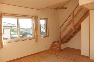 小屋裏部屋に繋がる階段がある洋室。