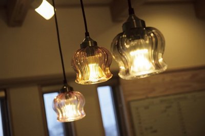 カラフルなガラスから透過するそれぞれの光が幻想的です