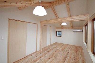 勾配天井の子ども室。将来間仕切り可能なドア位置で広々と。 勾配天井の子ども室。将来間仕切り可能なドア位置で広々と。