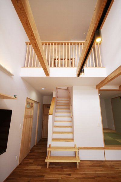 吹抜けはただ広さや開放感を追及するのではなく、家族が一番心地よく感じる広さや開放感を見極めて空間を設計。 吹抜けはただ広さや開放感を追及するのではなく、家族が一番心地よく感じる広さや開放感を見極めて空間を設計。