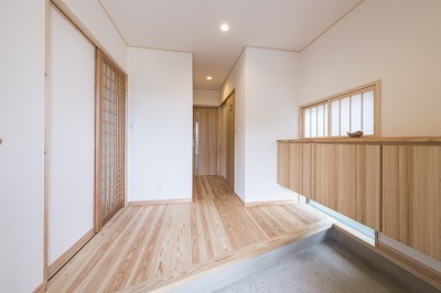 玄関土間のたたきは和のイメージを出すため珪藻土に小石を混ぜてつくりました。腰の高さの下駄箱は光も取り込めて使いやすい。