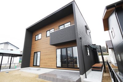 黒と茶の二色でまとめたかっこいい外観 黒と茶の二色でまとめたかっこいい外観