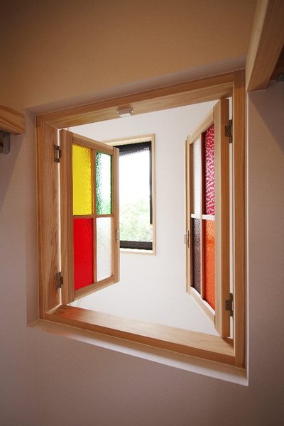 ついつい開けたくなるような小窓。