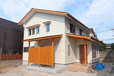 目隠しの格子がアクセントの外観。和風な佇まいです。