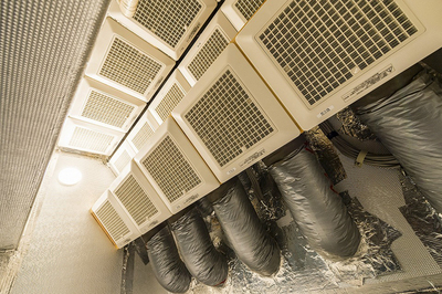 特殊なＤＣファーン
マッハシステムは断熱された機械室にエアコンと特殊なＤＣファーンで各部屋に調整された空気を送ります。