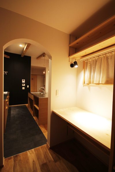 夜のキッチン。
家事室を兼ねたパントリーは奥様のお気に入りの空間。
