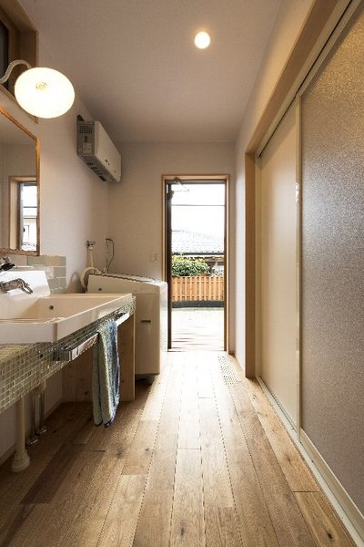 洗面所の勝手口から洗濯物が干せるデッキに続きます。