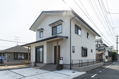 2階建てのシンプルな住まい。丈夫な構造で災害に強いダイライト工法を採用。 2階建てのシンプルな住まい。丈夫な構造で災害に強いダイライト工法を採用。