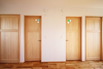 子供室は将来2室に分けられるように、ドアと収納を2つずつ設けました。