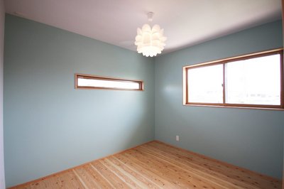 上品な雰囲気の二階洋室