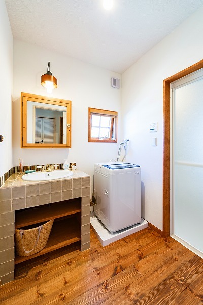 洗面室のコンセプトは『ラグジュアリー』
ゴージャスなアクセントタイルやゴールドのアンティークな蛇口がポイント。