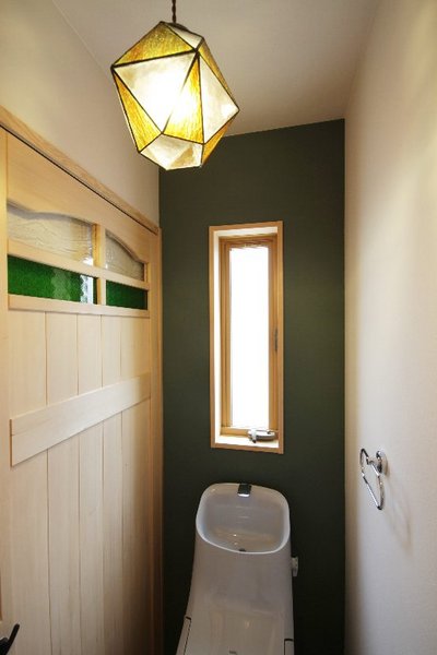 トイレも壁のペイントや照明で個性的に トイレも壁のペイントや照明で個性的に