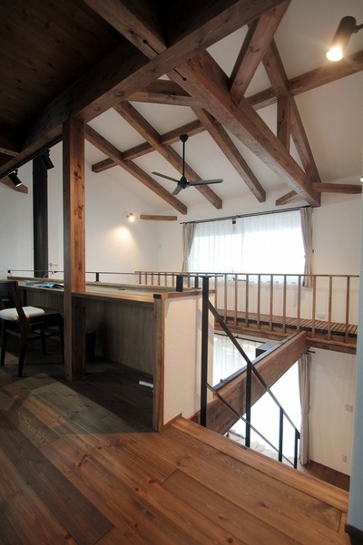 二階に設けられたフリースペースは、読書や勉強、PC作業など家族それぞれが自由に利用できる。