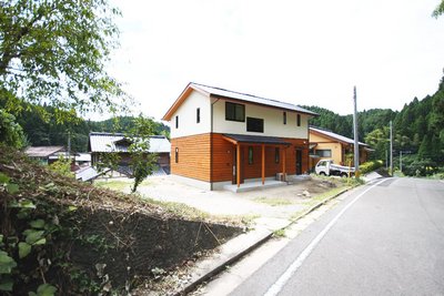 緑に囲まれた土地に存在感のある外観です。