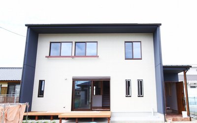 袖壁が縦横のラインを強調した、すっきりとした箱型の印象の外観