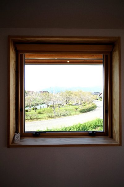 窓からの景色が切り取った絵のような癒される空間 窓からの景色が切り取った絵のような癒される空間