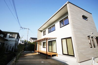 リビングから続くウッドデッキは洗濯物干しにも活躍する屋根付きです。