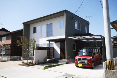 シンプルな外観に玄関前の木がアクセントのＣＡＮ・ＢＯＸ