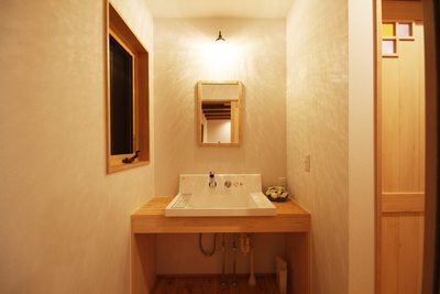 照明の明かりが幻想的な洗面コーナー