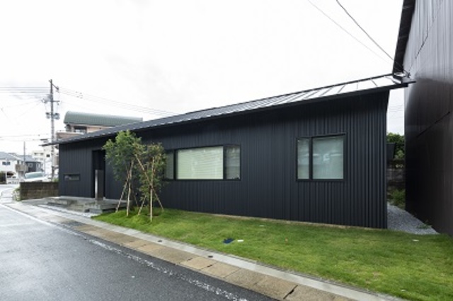 一般的には倉庫などに使われる大波のガルバリウム鋼板を外壁に。まるで店舗のような佇まい。 一般的には倉庫などに使われる大波のガルバリウム鋼板を外壁に。まるで店舗のような佇まい。