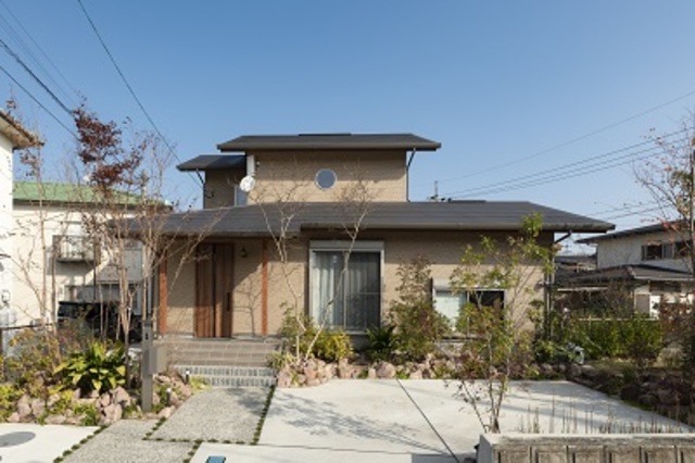 丸窓がアクセントの外観。夜はライトアップされ、飲食店のような佇まいに。