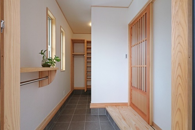 玄関の奥にはシューズクロークがあり、アウトドア用品などが全て収納できるように設計しています。 玄関の奥にはシューズクロークがあり、アウトドア用品などが全て収納できるように設計しています。