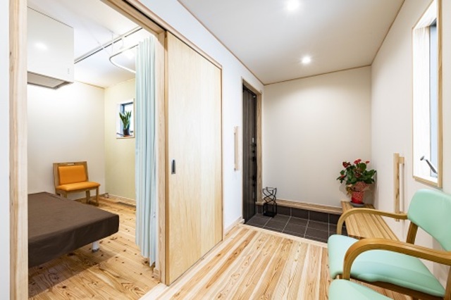 鍼灸院の待合室は家族の玄関とは別に設置。靴を履きやすい腰掛けや手すりなど、バリアフリー対策も充実しています