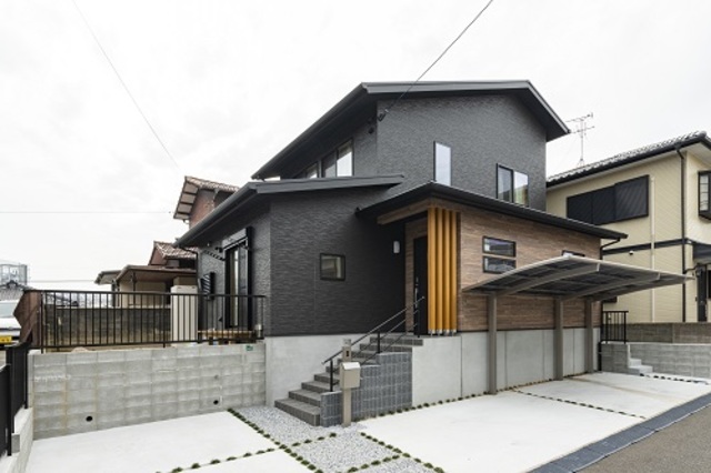 玄関ホールにはコートなどを収納できるクローゼットを設置。ウイルスなどを家の中に持ち込まない工夫が施されています