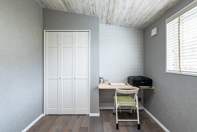 ご主人の部屋は男性受けするポップなスタイルのコーディネート。勾配にした天井がポイントです。テレワークにも対応できます。