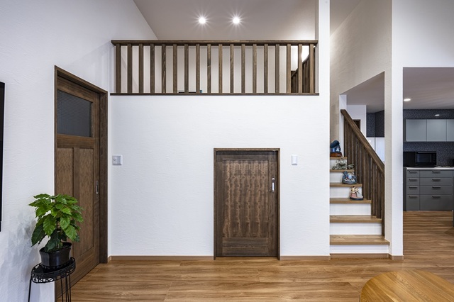 斜天井を利用して作った中二階、下のスペースには季節のものなどたくさん収納できるようになっています。
来客時じは、中二階を客間としても利用可能。