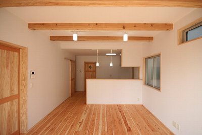 無垢の杉材をふんだんに使用した室内