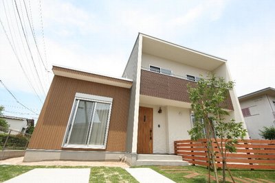 真っ白な外観と植栽の緑、青い空が似合います