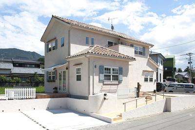 　青い空と山々の緑に映える素敵な外観。<br />
　長い玄関スロープは車イスでも対応可能です。