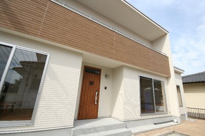 青空に映える真っ白な清潔感のある外観