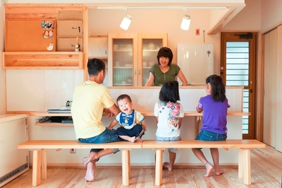 柔らかな風合いの木々に包まれながら、家族5人がいつも安心してくらせる家。