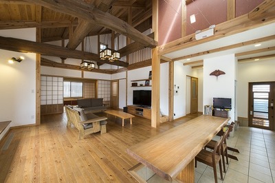 太陽光とやわらかな木の香りに包まれている、リビングダイニング。<br />
木造の躯体にはハラテック21を取付ける工法で「登り梁」を実現。地松の自然なカーブをそのまま活かした８ｍものタイコ梁（飾り梁）のリビングに家族が自然と集まります。