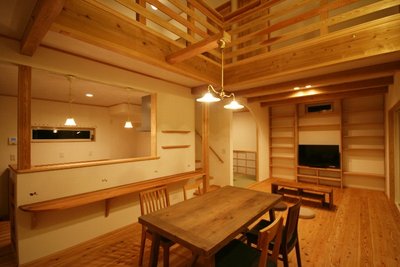 木の温もりが溢れるLDK。T様セレクトの照明が室内を彩ります