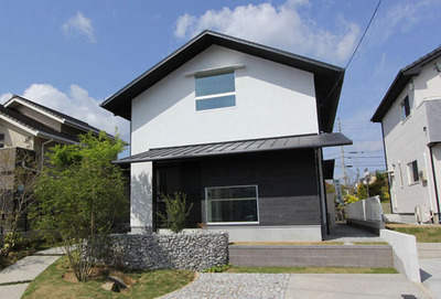 切妻屋根のどっしりした建物。外観は漆喰の塗り壁です。