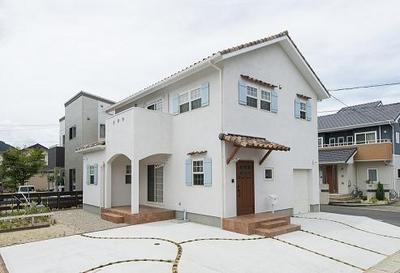 はじめてS様ご家族にお会いしたのは２年前のことでした。 奥様がホームページや掲載している住宅雑誌を見てホームランドの住宅を気に入っていただき「希望通りのかわいい家をつくってくれる住宅会社に頼みたい。」と声をかけていただきました。 それから約２年後、海と山が近い自然に恵まれた環境の中に理想の白い家が完成しました。