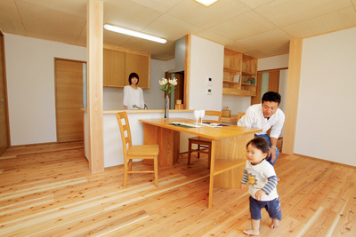 素足が気持ちイイ!!<br />
無垢材からエネルギーがわいているのでしょうか？<br />
それを敏感にキャッチしたのか子供は元気いっぱい走りまわります。<br />
パパはついていけません…