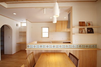 キッチン前のカウンターのタイルは ミンサー織りの模様に仕上げています♪